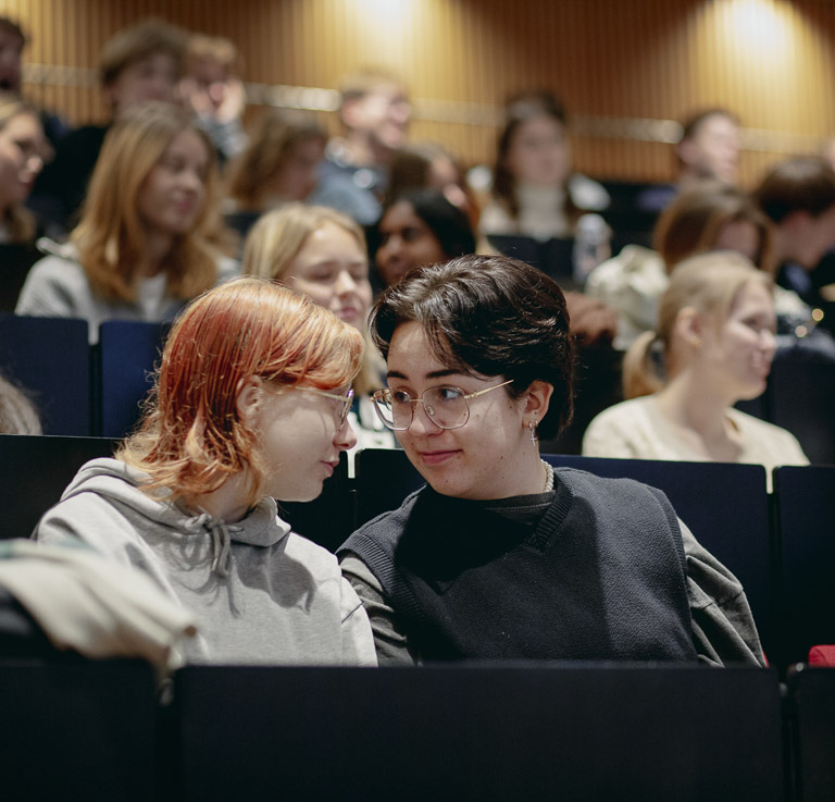 Levende Menneskerettigheder på Sorø Akademi. Dilemmaspillet om samtykke. Det hedder ‘Hvor Går Grænsen’Interaktivt dilemmaspil baseret på en autentisk voldtægtssag, der giver eleverne indsigt i de gråzoner der kan opstå i seksuelle situatio Levende Menneskerettigheder på Sorø Akademi. Dilemmaspillet om samtykke.
Det hedder ‘Hvor Går Grænsen’
Interaktivt dilemmaspil baseret på en autentisk voldtægtssag, der giver eleverne indsigt i de gråzoner der kan opstå i seksuelle situationer.